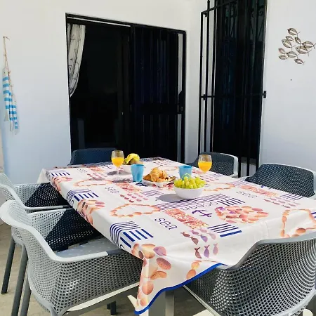 Beach Bungalow Holiday Home アデヘ